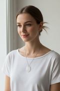 Collana selenite Metatron indossata donna luce naturale