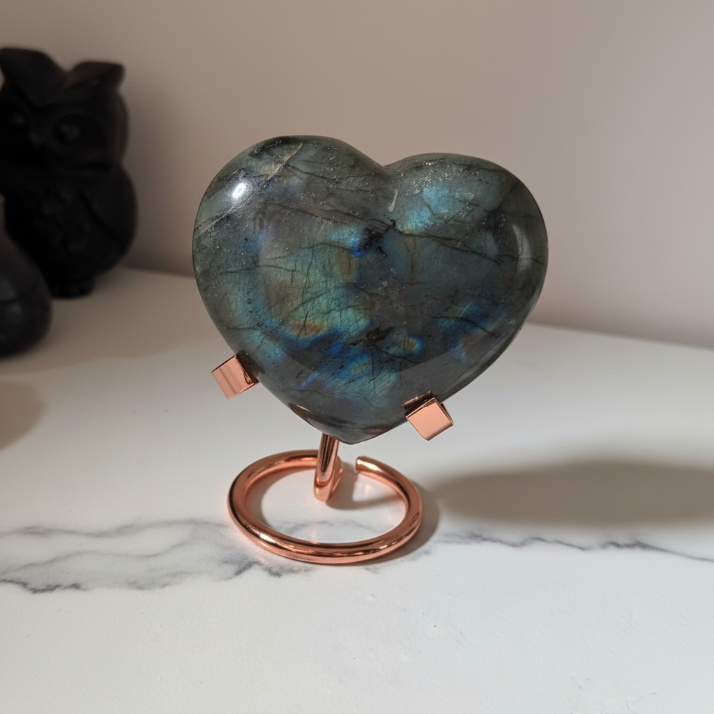 Cuore in Labradorite su supporto rame - flatlay marmo