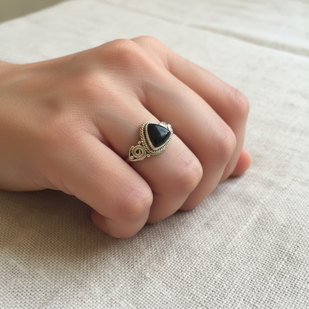 Anello ossidiana nera argento lifestyle indossato