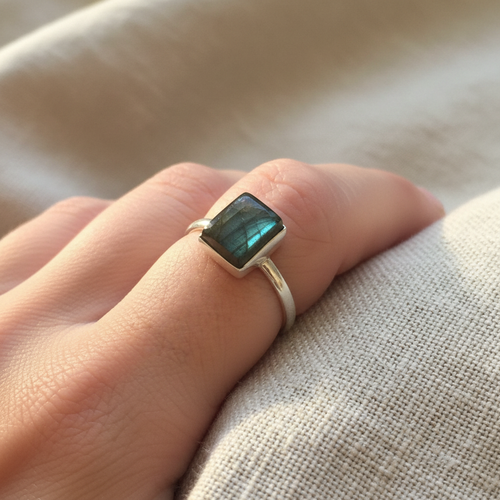 Anello labradorite verde argento lifestyle indossato
