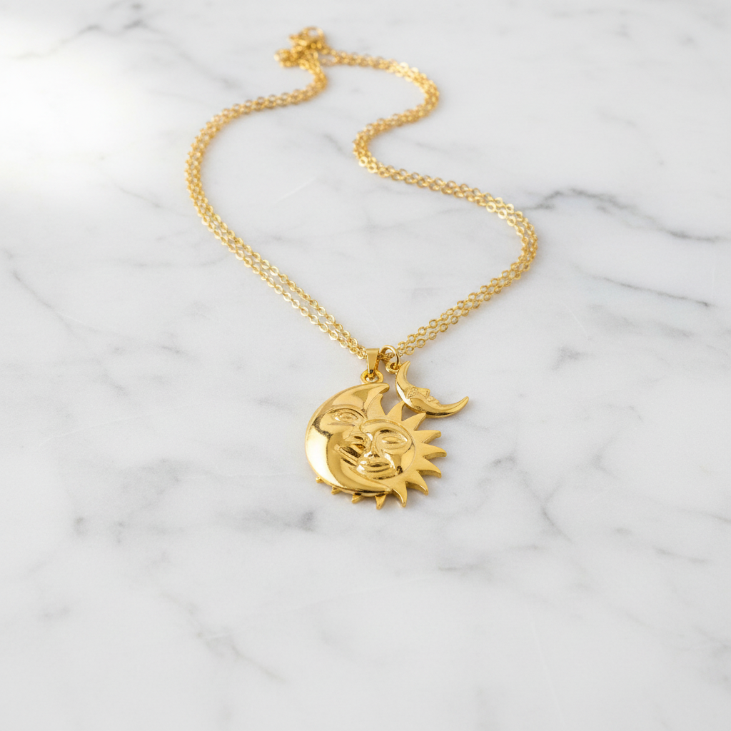 Collana Sole e Luna gold flatlay su marmo