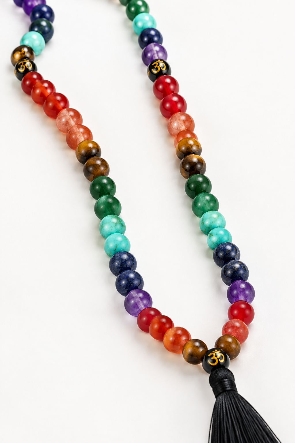 Dettaglio delle perle Om del Japamala 7 Chakra