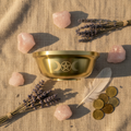 Ciotola Triplice Luna - flatlay lino con quarzo rosa e lavanda
