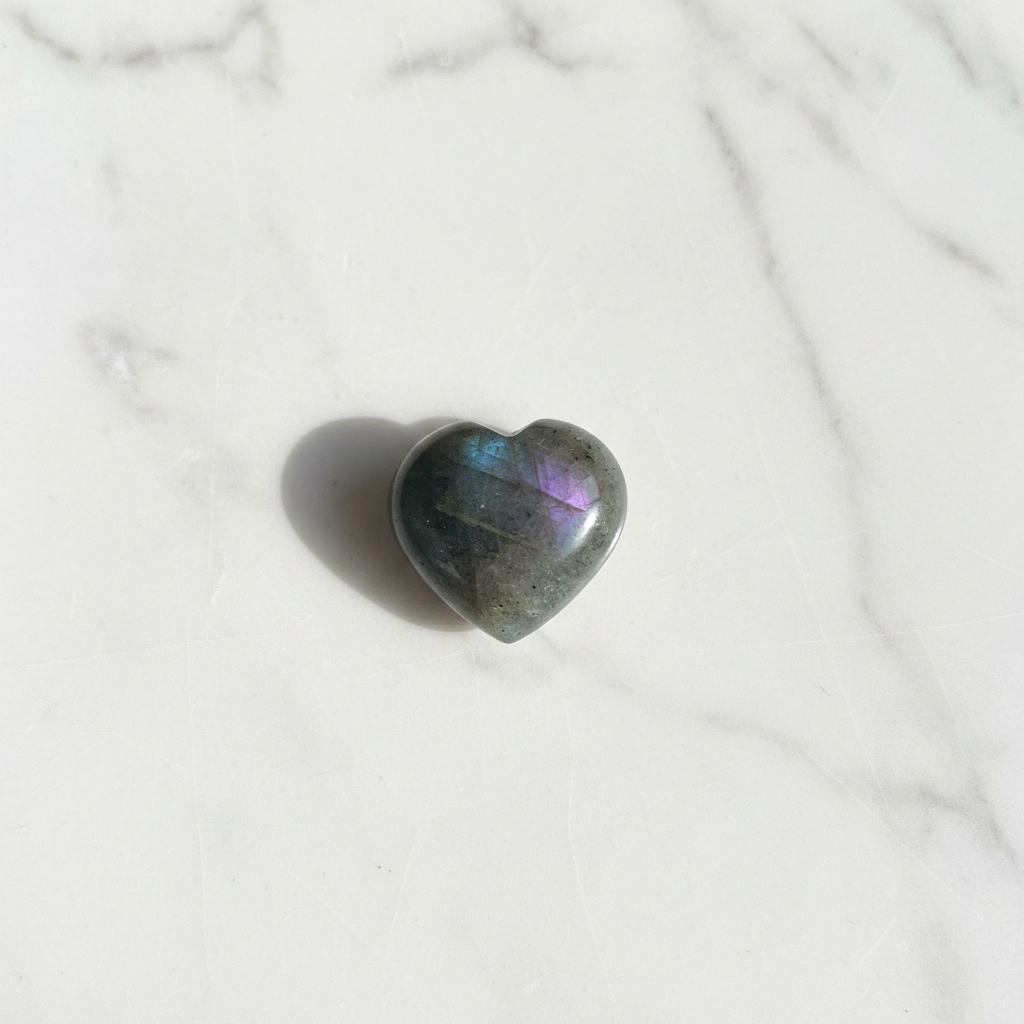 Cuore in Labradorite viola su marmo bianco