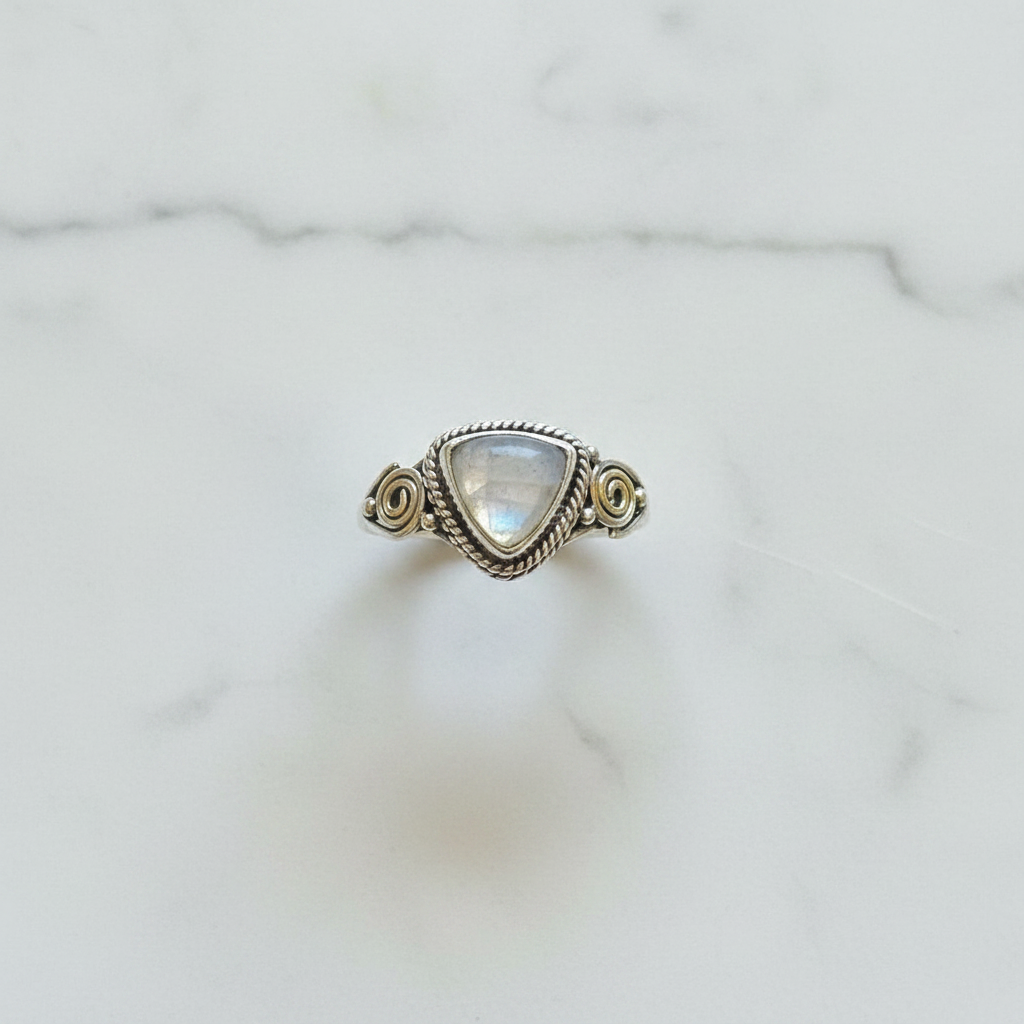Anello labradorite bianca argento flatlay su marmo