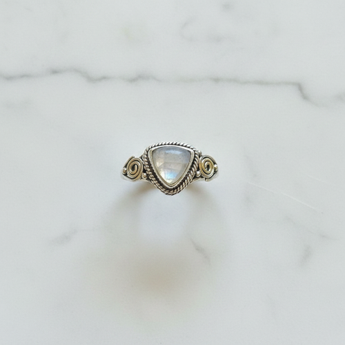 Anello labradorite bianca argento flatlay su marmo