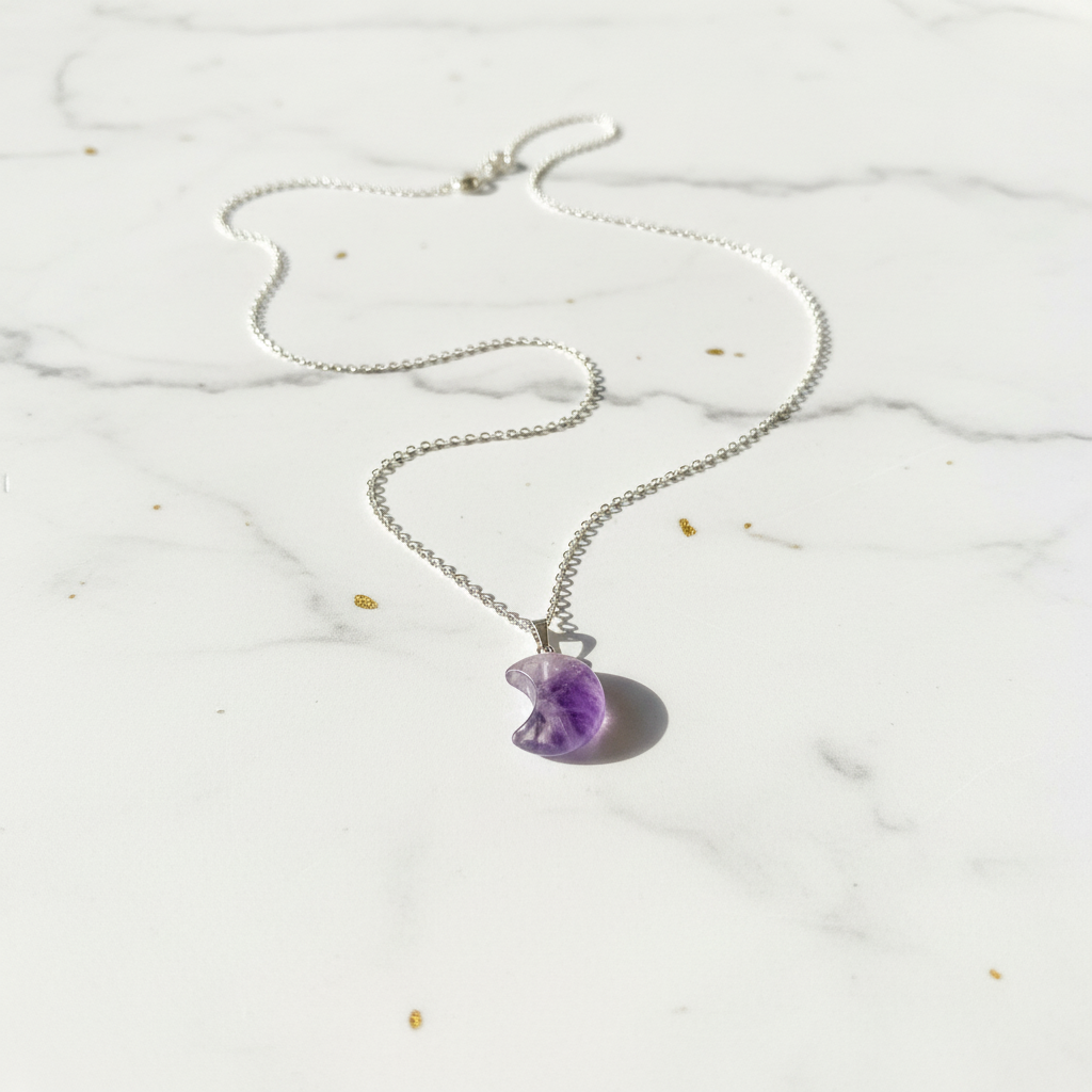 Collana Luna Ametista flat lay marmo bianco