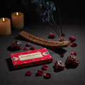 Satya Dragon's Blood - lifestyle su lino scuro con candela e rose rosse