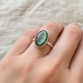 Anello labradorite verde argento lifestyle indossato