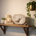 Geode di Quarzo Ialino lifestyle mensola con candele e piante