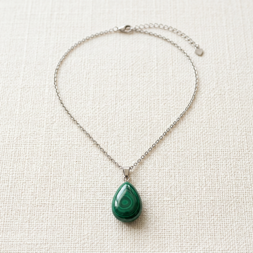 Collana in malachite e acciaio inox su lino