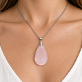 Collana in acciaio da 45 cm con ciondolo in quarzo rosa indossata