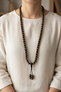 Japamala agata nera mantra Om filo nero - collana lunga 70cm indossata