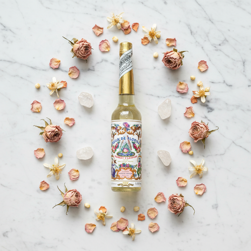 Flatlay su marmo bianco con petali di rosa e quarzo