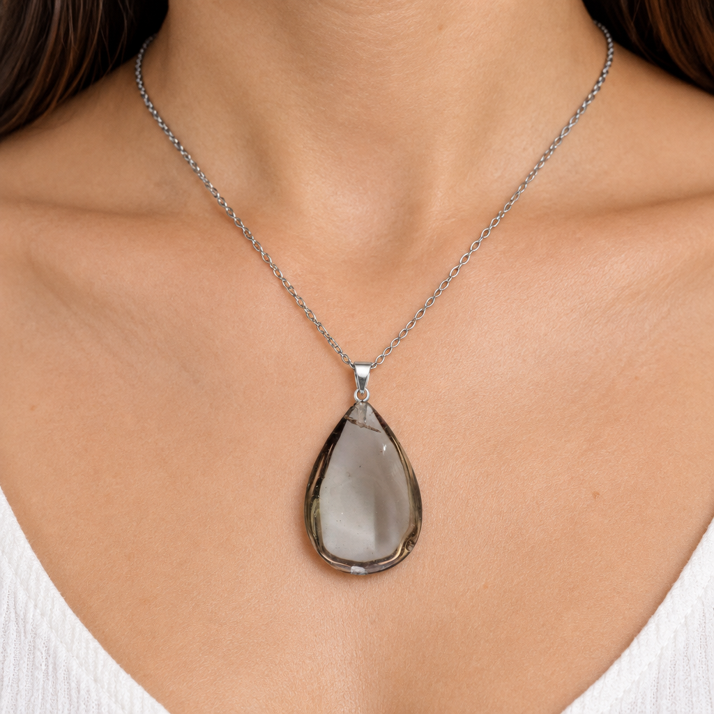 Collana in acciaio da 45 cm con quarzo fumé indossata