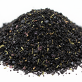Sale da strega - macro close-up granuli neri con erbe e cristalli
