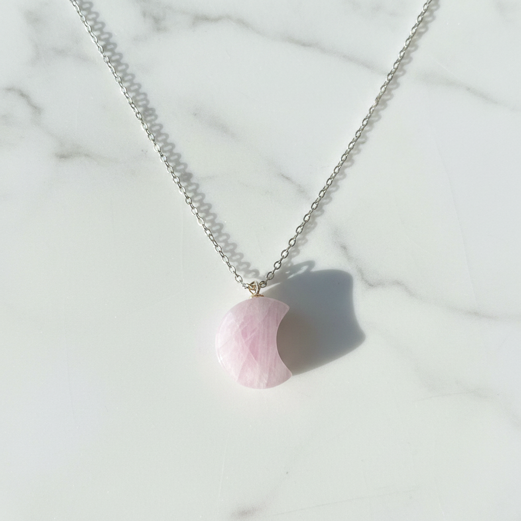 Collana luna kunzite flatlay su marmo