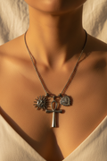 Collana Egypt acciaio inox indossata - lifestyle boho su lino