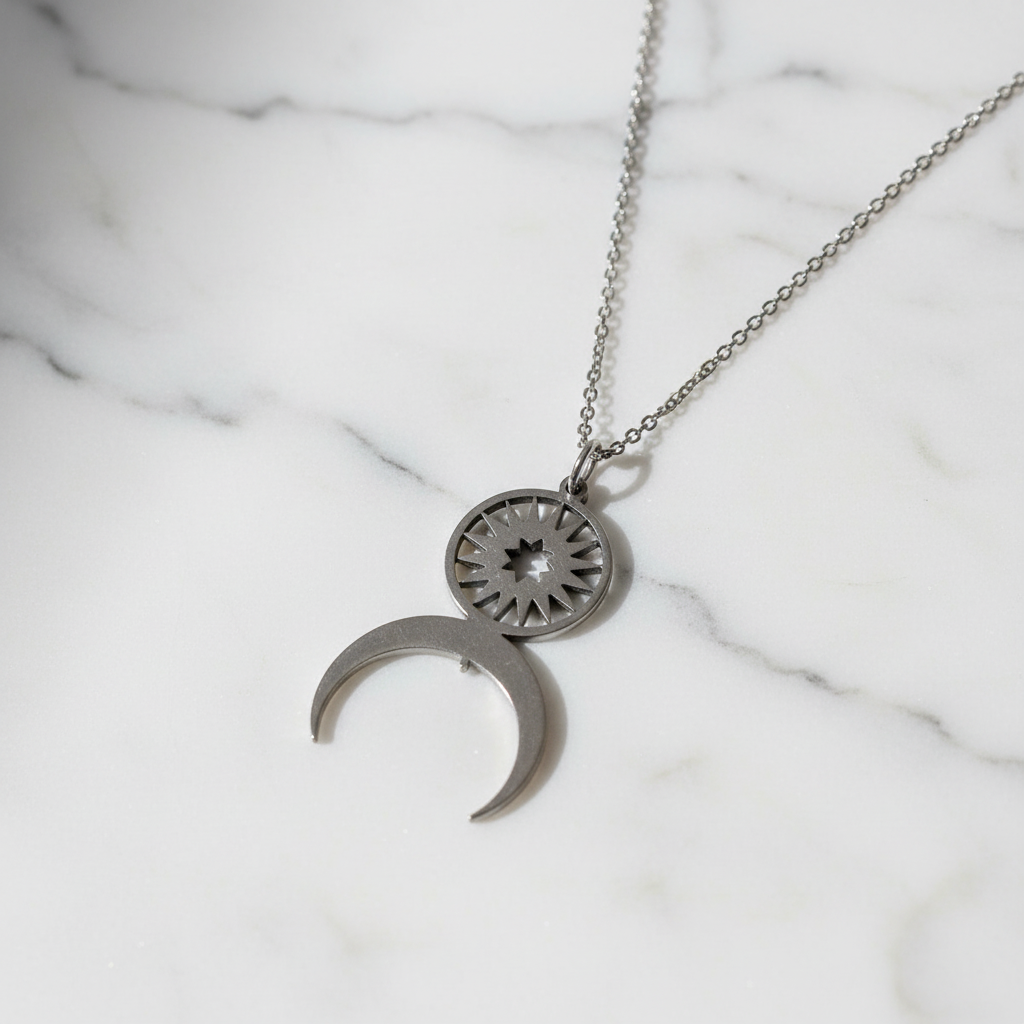 Collana Sole e Luna Rovesciata su marmo bianco