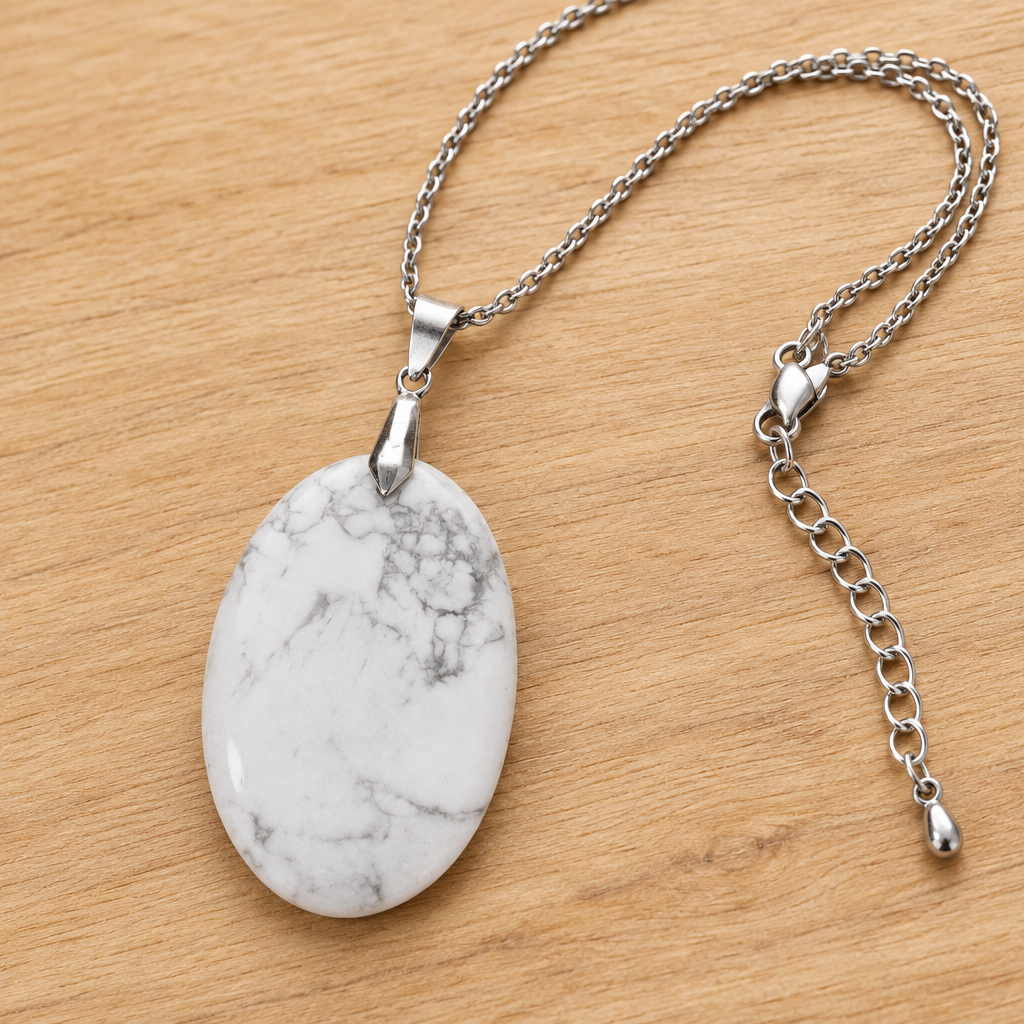 Ciondolo in howlite con catena su legno