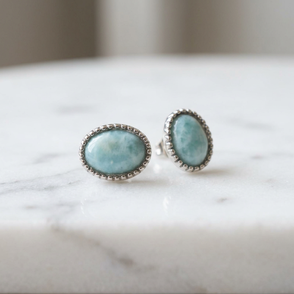 Orecchini in larimar su marmo