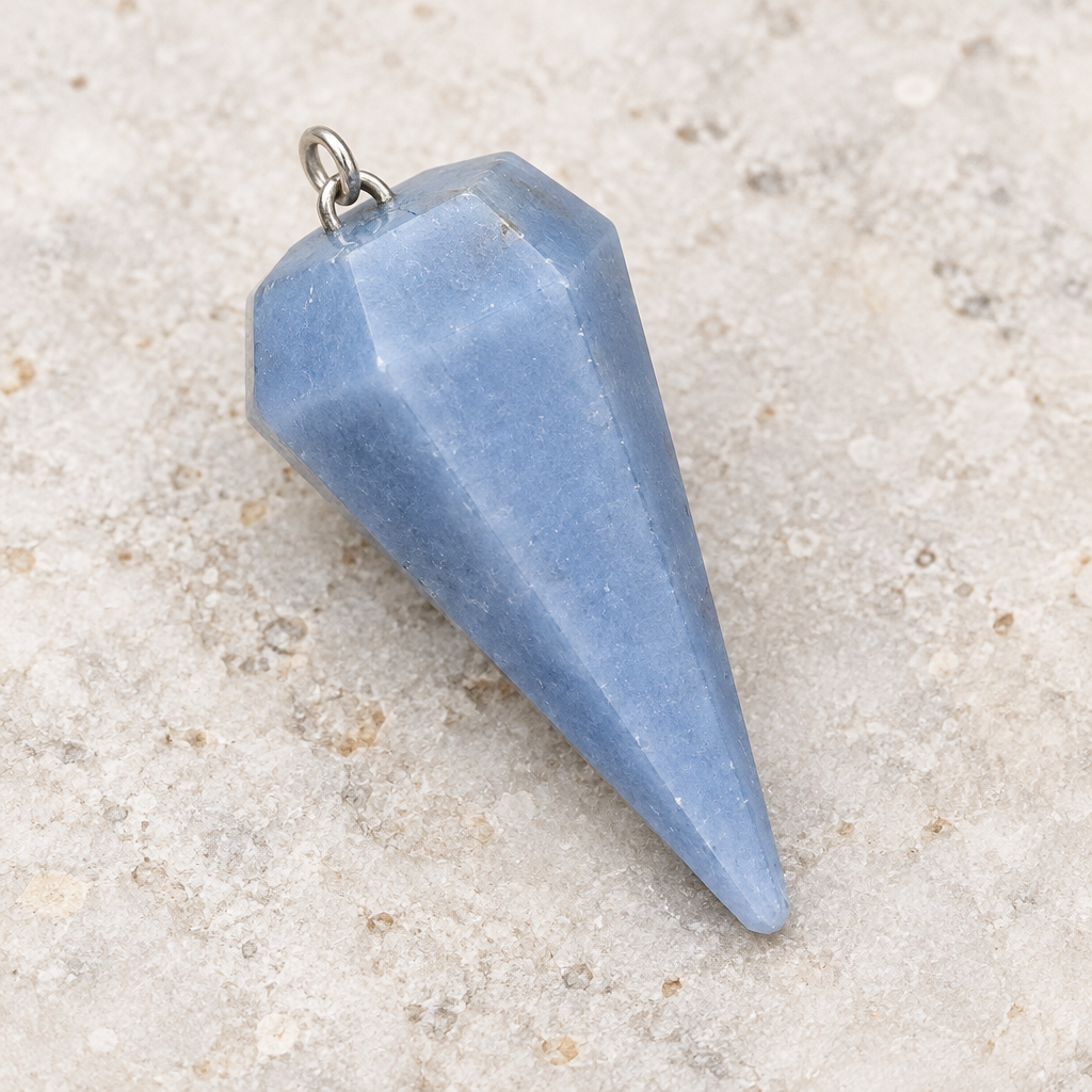 Dettaglio delle sfaccettature del pendolo in angelite