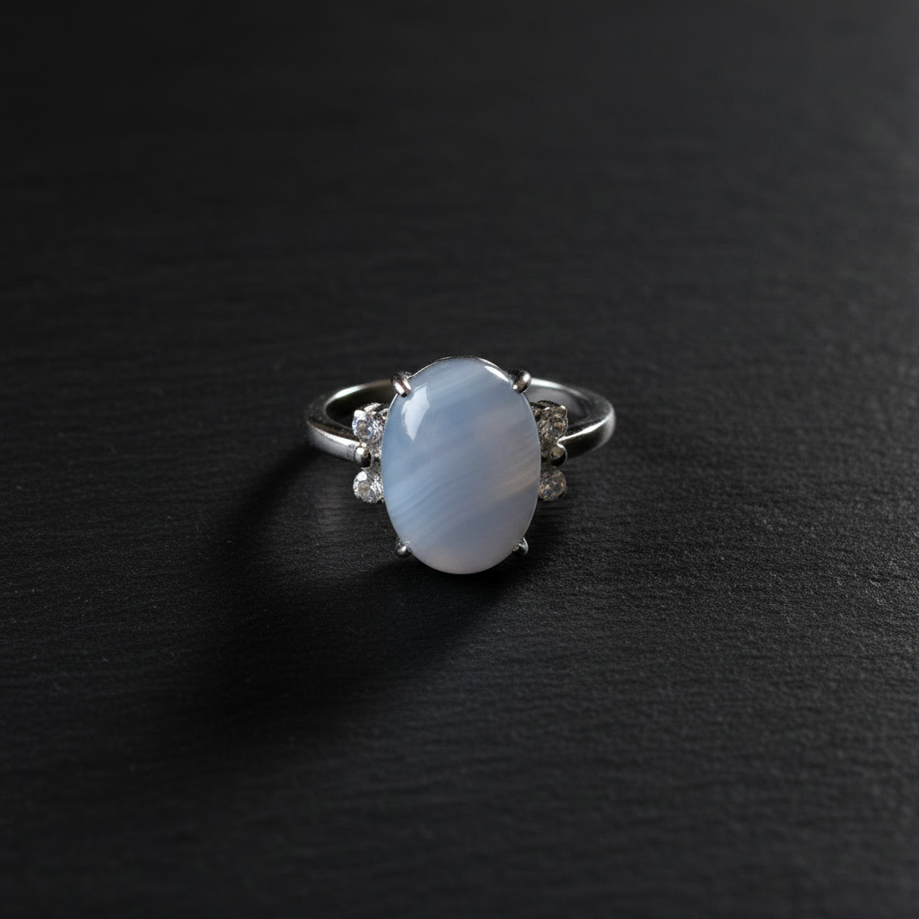 Anello agata blue lace su ardesia nera