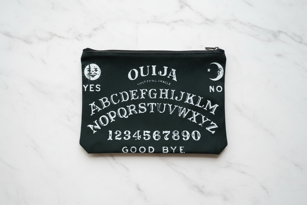 Pochette Ouija - flat lay su marmo bianco