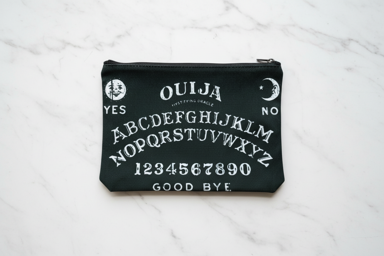 Pochette Ouija - flat lay su marmo bianco