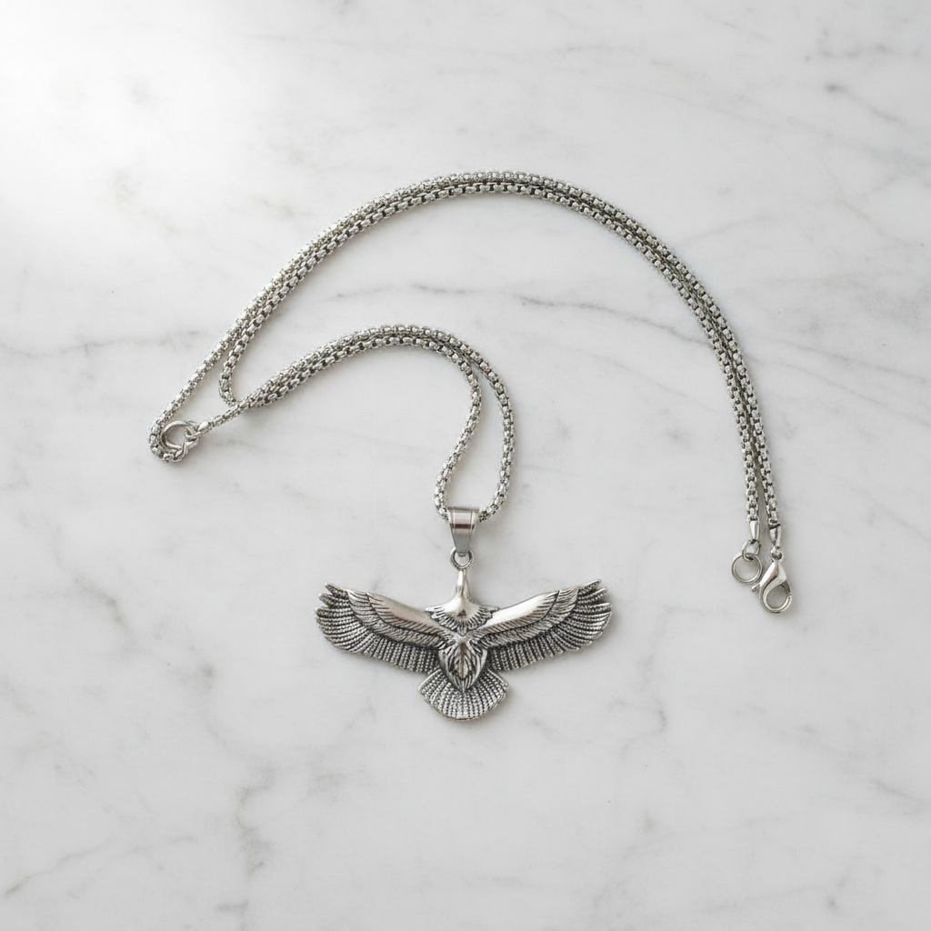Collana aquila in volo silver flatlay su marmo