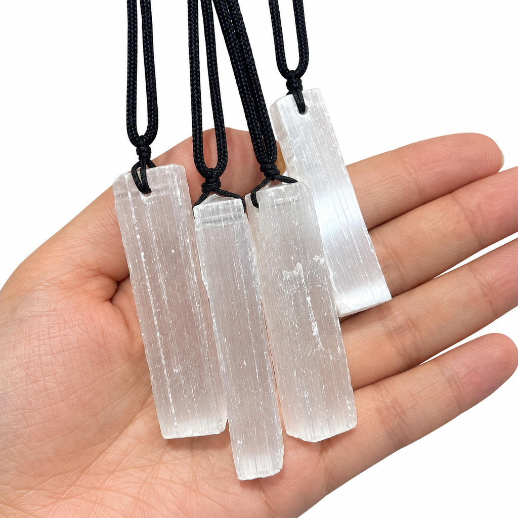 Gruppo originale di collane in selenite su fondo bianco