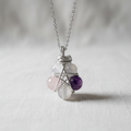 Collana pentacolo wire wrapping minimal su lino bianco