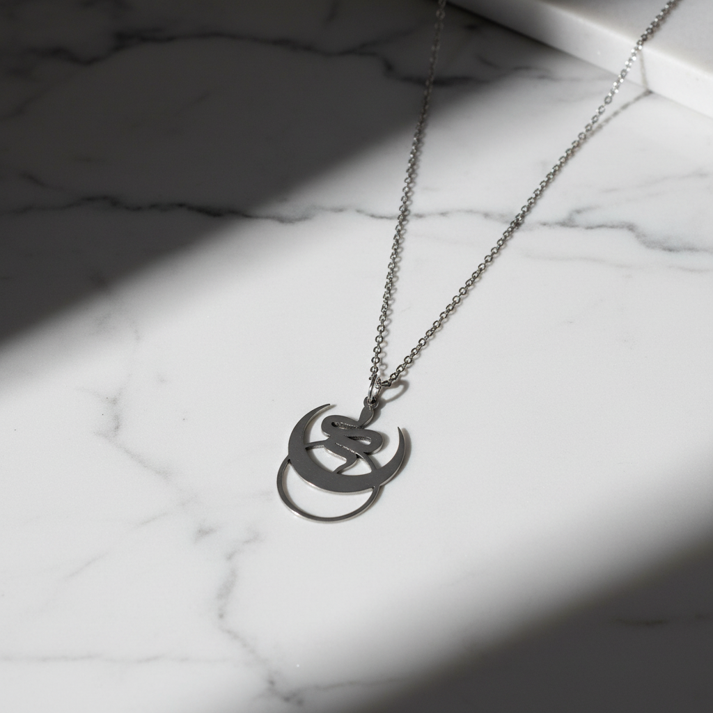Collana Serpente e Luna silver su marmo bianco