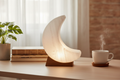 Lampada luna selenite su scrivania accogliente