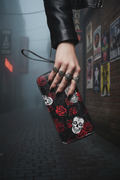 Portafoglio Teschi e Rose - lifestyle in mano gothic rockabilly