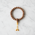 Mala da polso rudraksha - flatlay marmo bianco