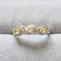 Anello 314 con tre citrini su velluto grigio