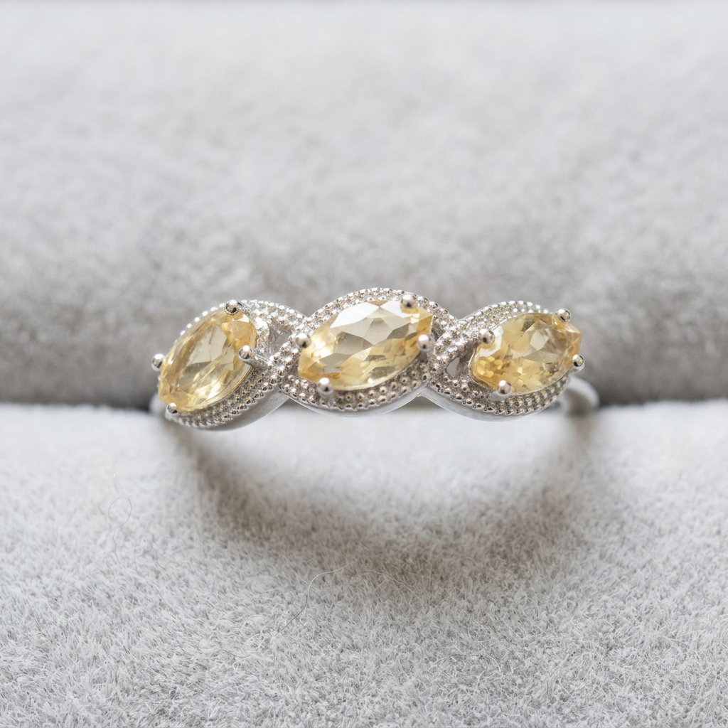 Anello 314 con tre citrini su velluto grigio