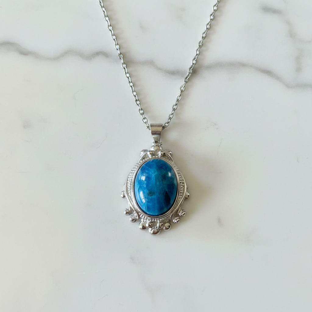 Collana apatite blu flatlay su marmo