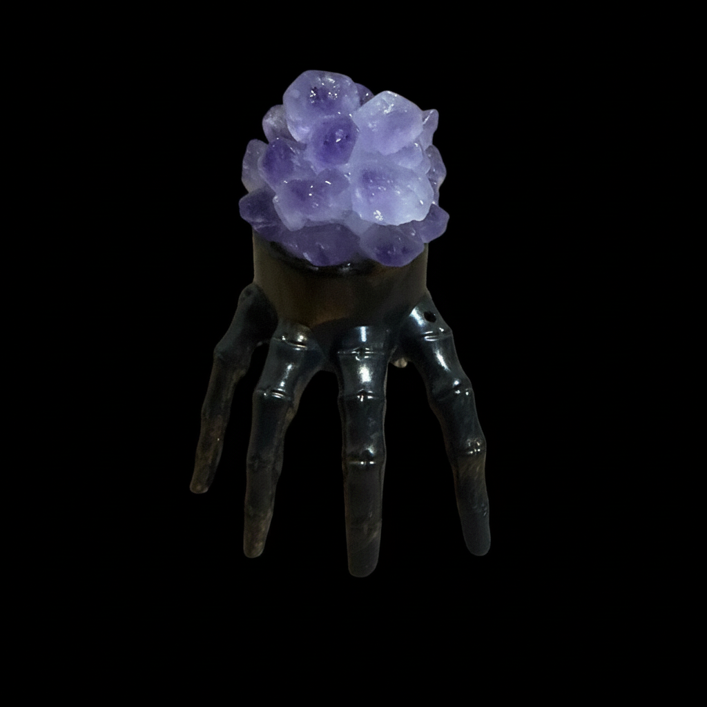 Mano scheletro con ametista - macro dettaglio cristalli