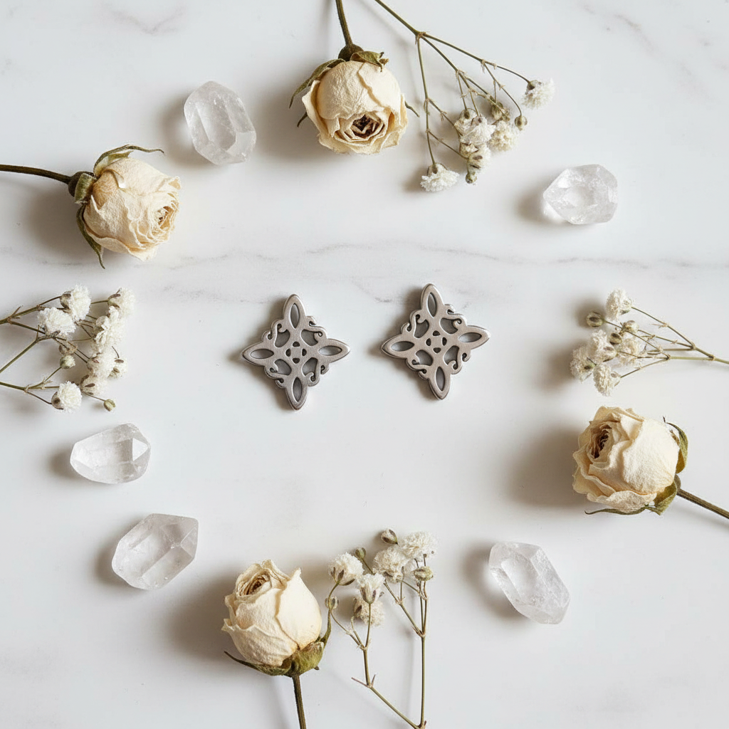 Orecchini Lobo Nodo Strega flat lay marmo bianco