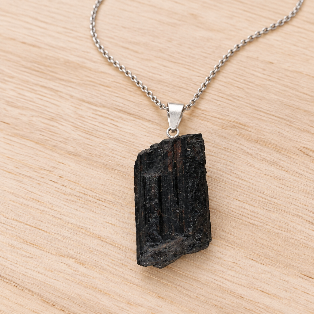 Pendente in tormalina nera su legno con catena