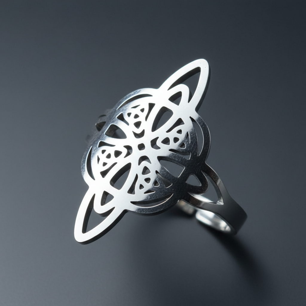 Anello nodo della strega in acciaio inox - close-up dettaglio