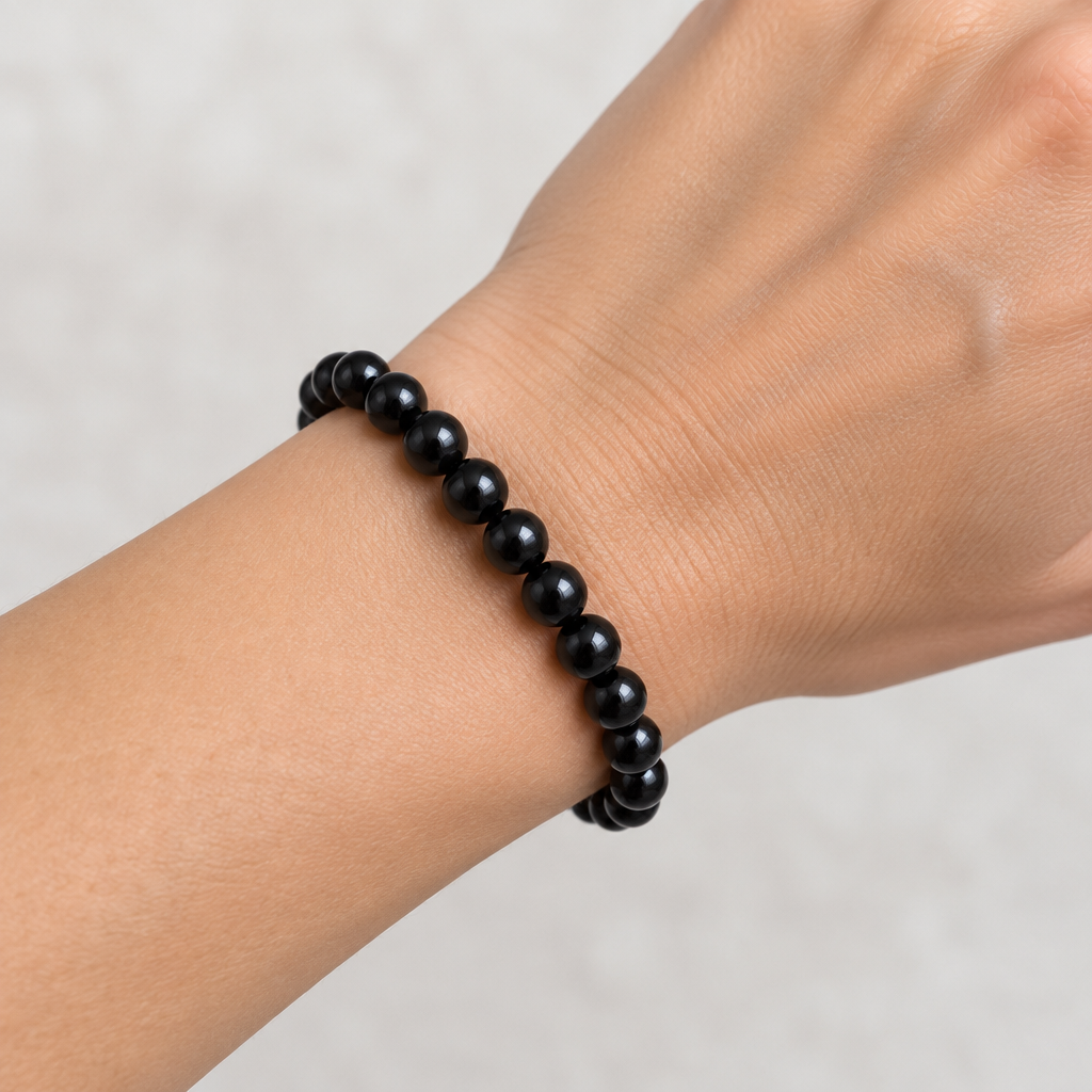 Bracciale in onice nero indossato al polso