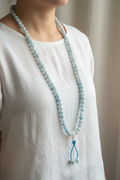 Japamala giada azzurra indossato come collana lunga