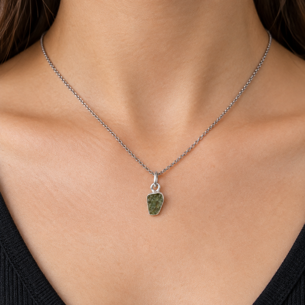 Collana con piccola moldavite indossata