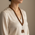 Mala rudraksha indossata come collana