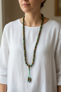 Mala zoisite occhio di tigre indossata come collana