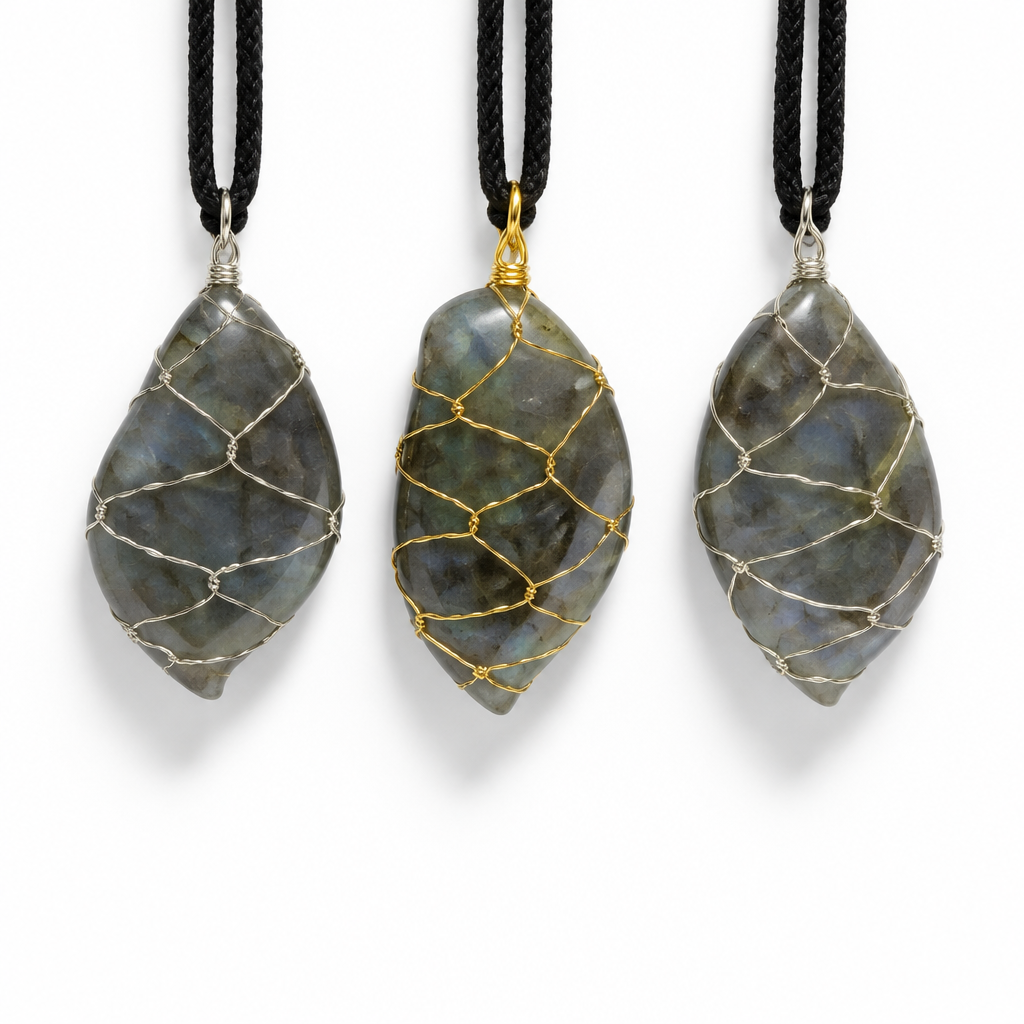 Collane Fiamma in labradorite con filo wire su fondo bianco