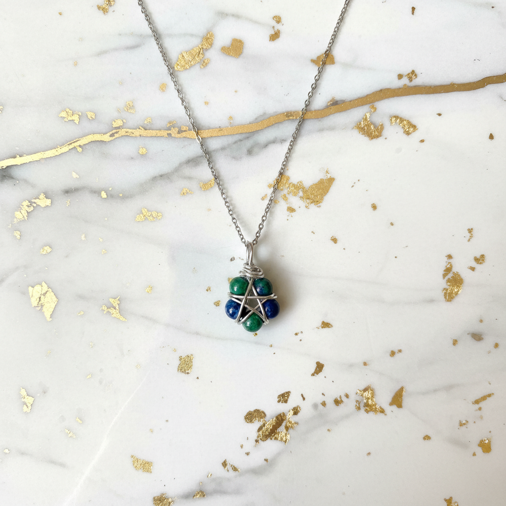 Collana Crisocolla su marmo bianco